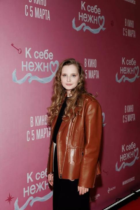 
                К себе нежно: Людмила Артемьева, Ольга Медынич, Мари Краймбрери и другие на кинопремьере в Москве            